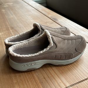 New in Box - Easy Spirit Men’s Travel Fuzz Clogs